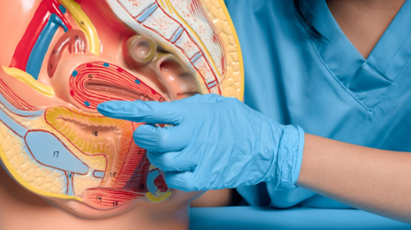 Frau spricht einfühlsam mit Partner über Erektionsprobleme